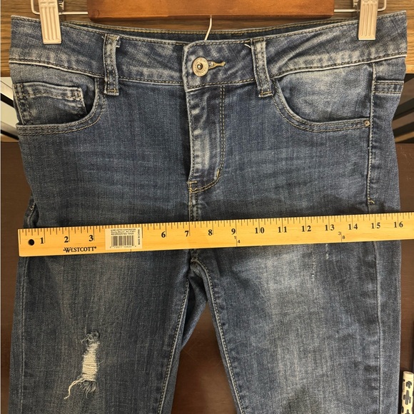 Midrise Q2 distressed ankle distressed jeans size Medium - Picture 8 of 9